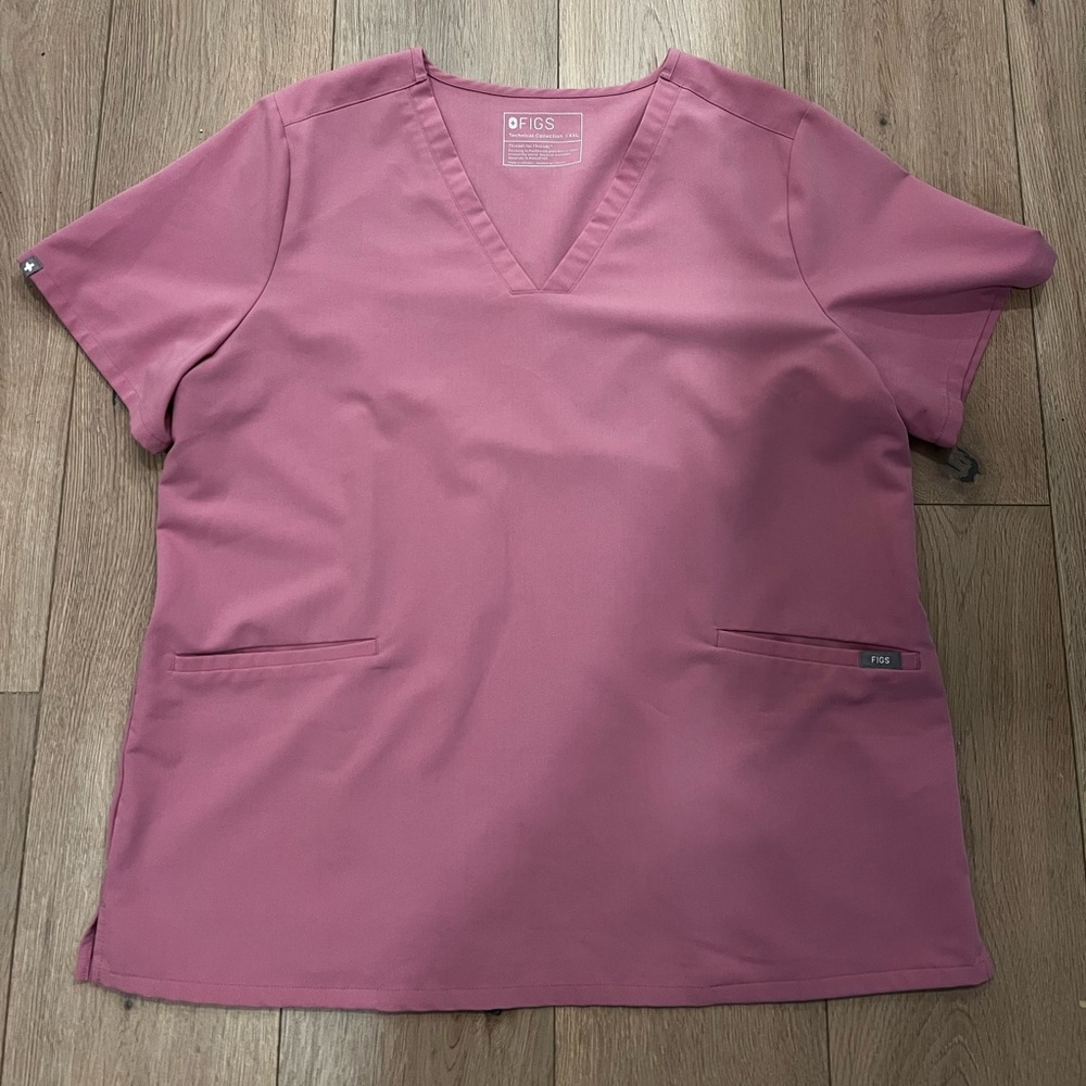 Figs Women’s 3 Pocket Casma Top Chalk Pink